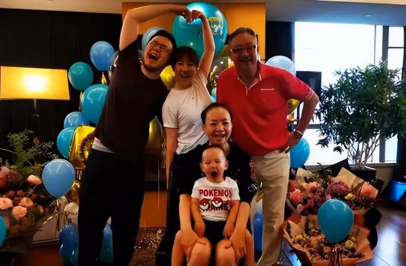 宋丹丹旅遊跟素人合影,梳油頭越來越像男人,穿著隨意但很有氣質!