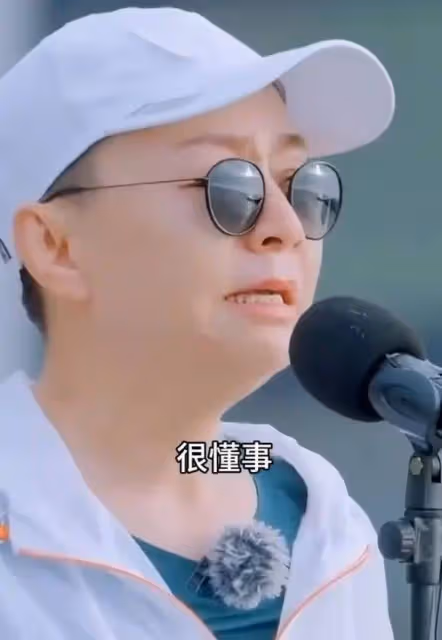 宋丹丹旅遊跟素人合影,梳油頭越來越像男人,穿著隨意但很有氣質!