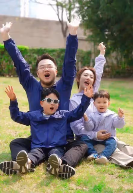 宋丹丹旅遊跟素人合影,梳油頭越來越像男人,穿著隨意但很有氣質!