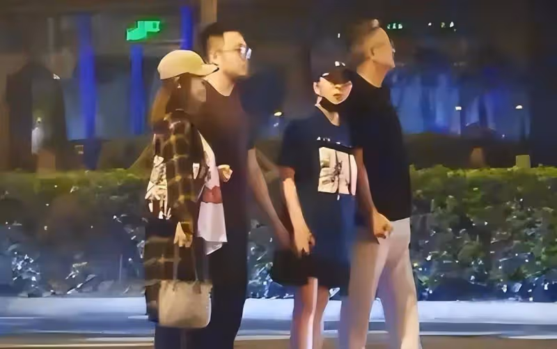 宋丹丹旅遊跟素人合影,梳油頭越來越像男人,穿著隨意但很有氣質!