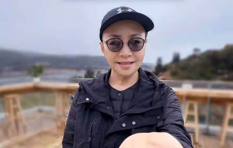 宋丹丹旅遊跟素人合影，梳油頭越來越像男人，穿著隨意但很有氣質！