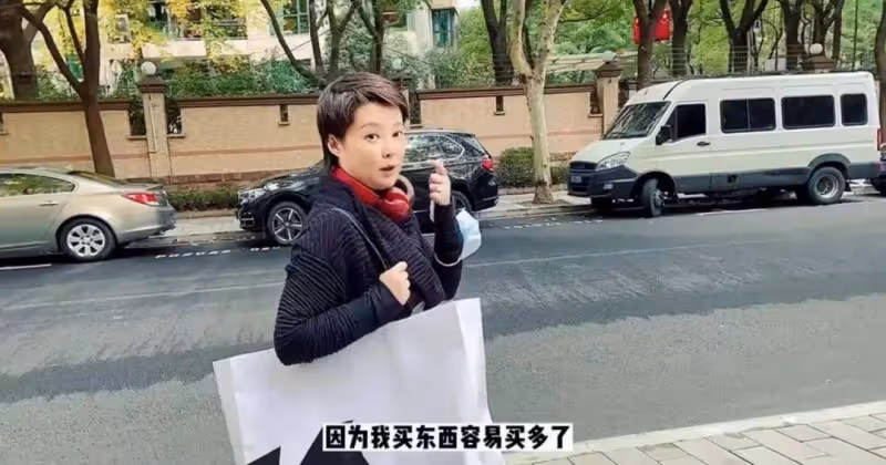 50歲袁立怎麼這麼油膩!罕曬日常大口吃飯,胖成大媽髮際線快禿了