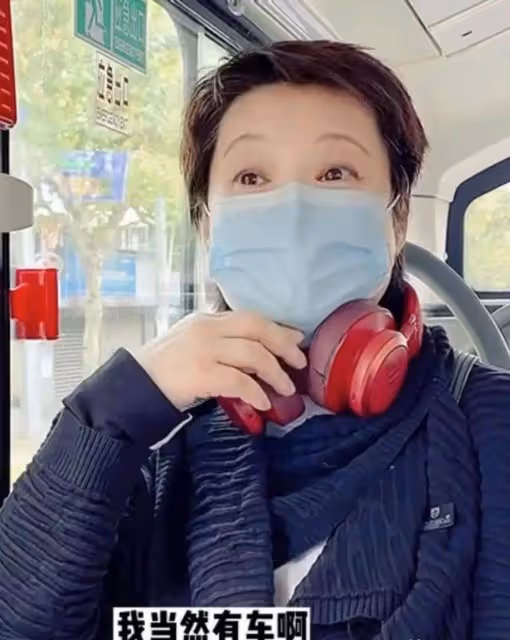 50歲袁立怎麼這麼油膩!罕曬日常大口吃飯,胖成大媽髮際線快禿了
