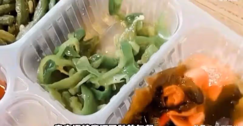 50歲袁立怎麼這麼油膩!罕曬日常大口吃飯,胖成大媽髮際線快禿了