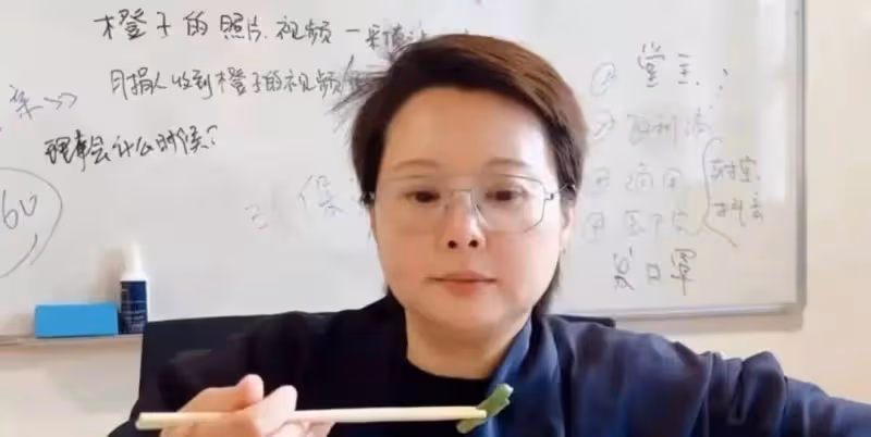 50歲袁立怎麼這麼油膩!罕曬日常大口吃飯,胖成大媽髮際線快禿了