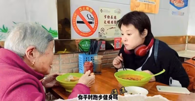 50歲袁立怎麼這麼油膩!罕曬日常大口吃飯,胖成大媽髮際線快禿了
