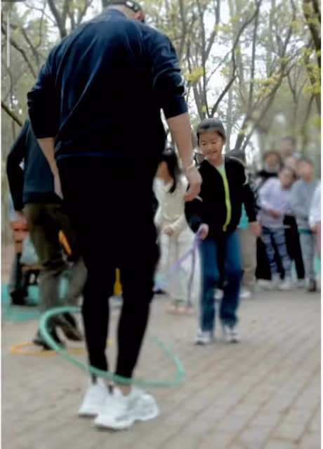 汪峰參加女兒學校運動會，8歲醒醒長高不少，露正臉和爸爸長超像