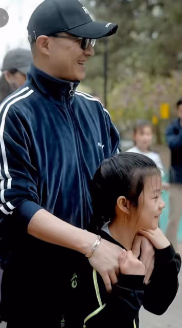 汪峰參加女兒學校運動會，8歲醒醒長高不少，露正臉和爸爸長超像