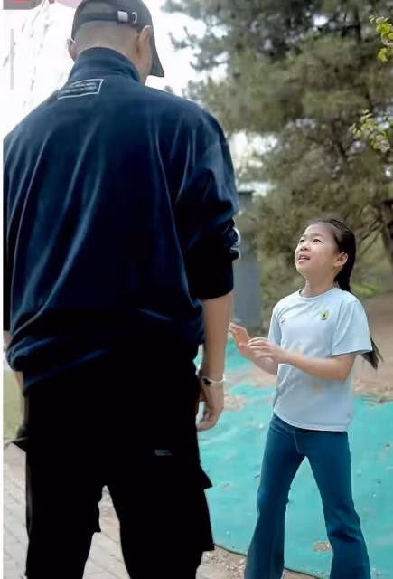 汪峰參加女兒學校運動會，8歲醒醒長高不少，露正臉和爸爸長超像
