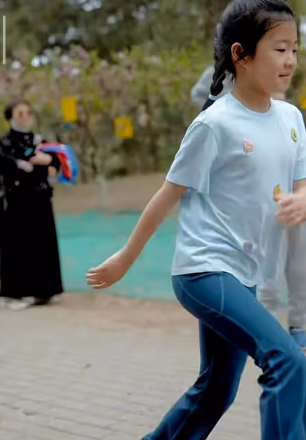 汪峰參加女兒學校運動會，8歲醒醒長高不少，露正臉和爸爸長超像