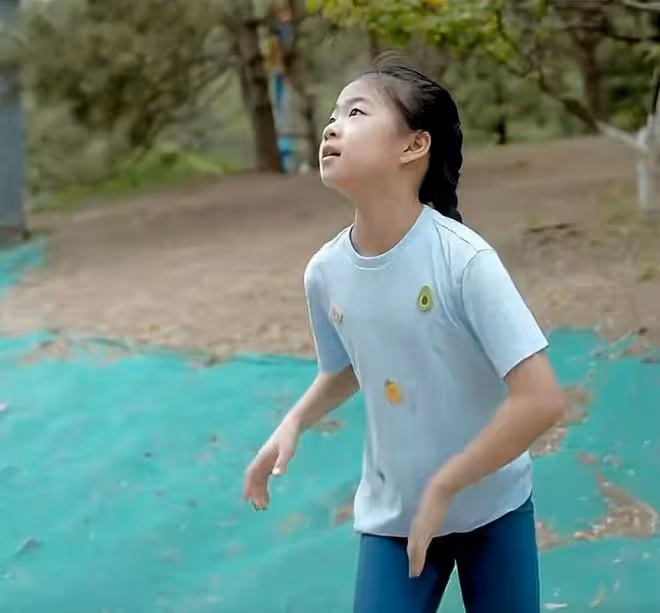 汪峰參加女兒學校運動會，8歲醒醒長高不少，露正臉和爸爸長超像
