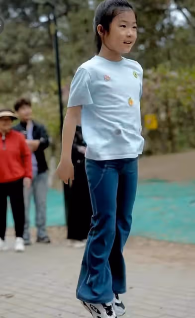汪峰參加女兒學校運動會，8歲醒醒長高不少，露正臉和爸爸長超像