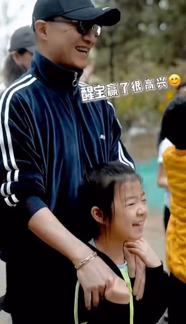汪峰參加女兒學校運動會，8歲醒醒長高不少，露正臉和爸爸長超像