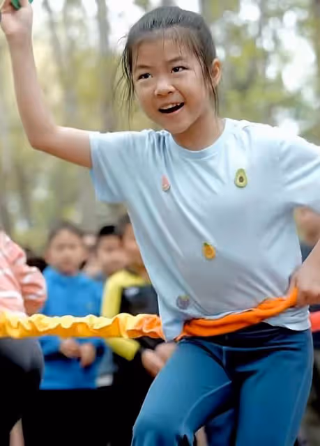 汪峰參加女兒學校運動會，8歲醒醒長高不少，露正臉和爸爸長超像