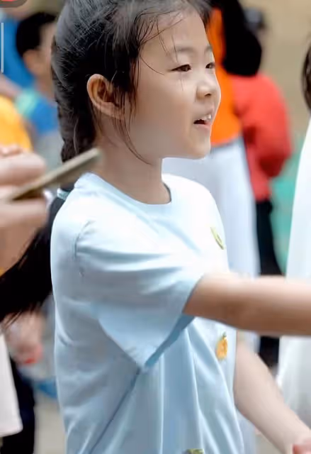 汪峰參加女兒學校運動會，8歲醒醒長高不少，露正臉和爸爸長超像
