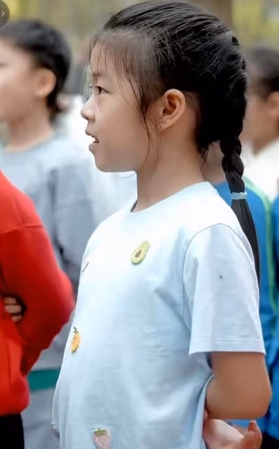汪峰參加女兒學校運動會，8歲醒醒長高不少，露正臉和爸爸長超像