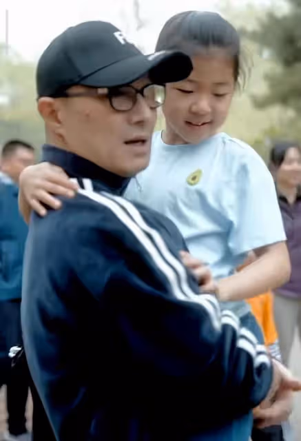 汪峰參加女兒學校運動會，8歲醒醒長高不少，露正臉和爸爸長超像