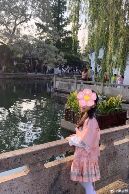 伊能靜兒童節曬女兒，8歲米粒遺傳爸爸秦昊高個子，越長越漂亮