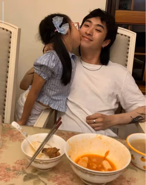 伊能靜兒童節曬女兒，8歲米粒遺傳爸爸秦昊高個子，越長越漂亮