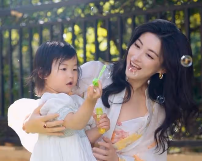 朱珠首攜女兒拍雜誌，2歲珠寶與媽媽共用一張臉，小梨渦超可愛