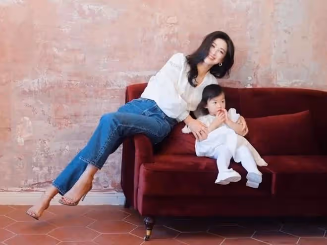 朱珠首攜女兒拍雜誌，2歲珠寶與媽媽共用一張臉，小梨渦超可愛