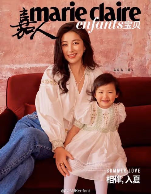 朱珠首攜女兒拍雜誌，2歲珠寶與媽媽共用一張臉，小梨渦超可愛