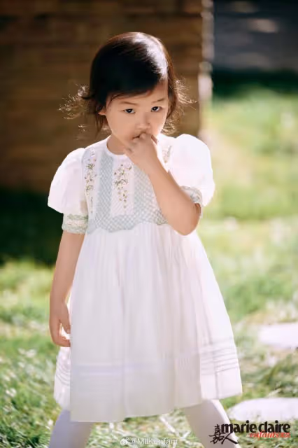 朱珠首攜女兒拍雜誌，2歲珠寶與媽媽共用一張臉，小梨渦超可愛