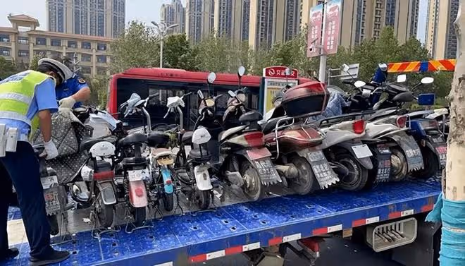 事情鬧大了!出動25萬人夜查電動車惹眾怒,央視解讀,評論一邊倒