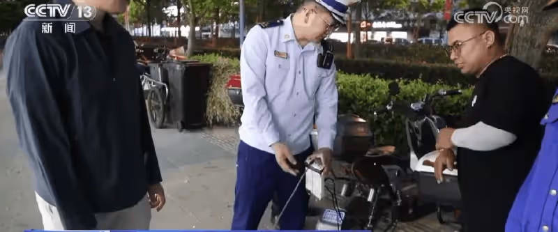 事情鬧大了!出動25萬人夜查電動車惹眾怒,央視解讀,評論一邊倒