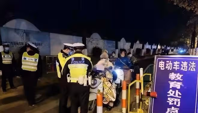 事情鬧大了!出動25萬人夜查電動車惹眾怒,央視解讀,評論一邊倒
