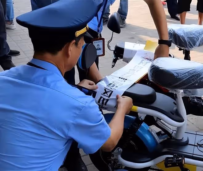 事情鬧大了!出動25萬人夜查電動車惹眾怒,央視解讀,評論一邊倒