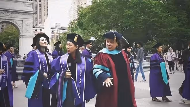 何超盈畢業後回香港,向姐姐何超瓊學習,將為家族事業效力