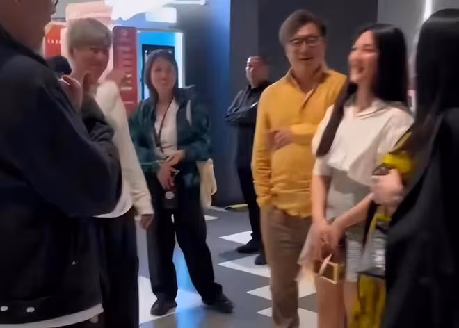 李湘帶王詩齡探班《歌手》,洪濤親自接待,王詩齡和何炅合影