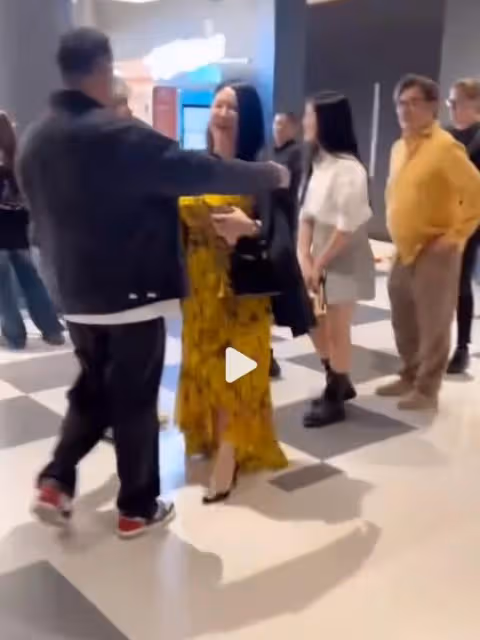 李湘帶王詩齡探班《歌手》,洪濤親自接待,王詩齡和何炅合影