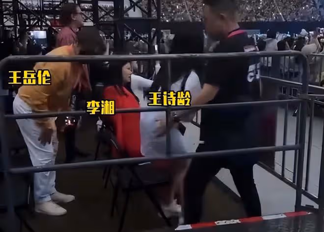李湘帶王詩齡探班《歌手》,洪濤親自接待,王詩齡和何炅合影