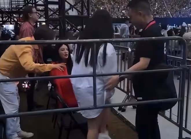李湘帶王詩齡探班《歌手》,洪濤親自接待,王詩齡和何炅合影