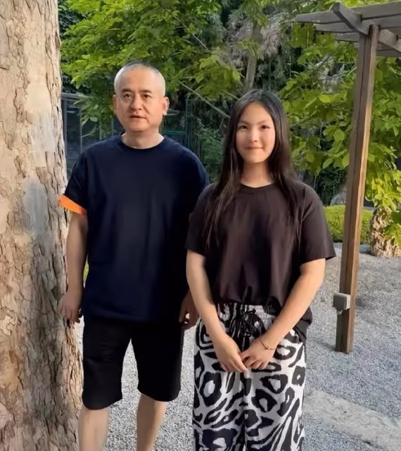 李湘帶王詩齡探班《歌手》,洪濤親自接待,王詩齡和何炅合影