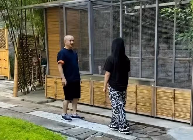 李湘帶王詩齡探班《歌手》,洪濤親自接待,王詩齡和何炅合影