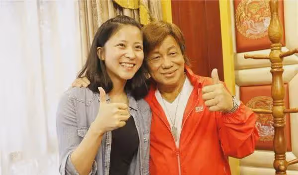 45年前，梁小龍混血嬌妻散步時遭潑硫酸，花費百萬整容後怎樣了？
