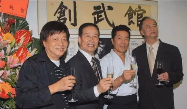 45年前，梁小龍混血嬌妻散步時遭潑硫酸，花費百萬整容後怎樣了？
