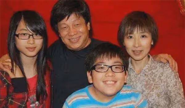 45年前,梁小龍混血嬌妻散步時遭潑硫酸,花費百萬整容後怎樣了?