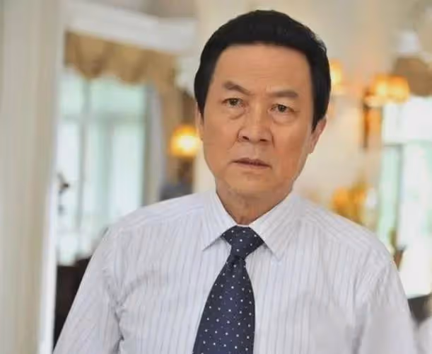 原來他早已離世!照顧患癌妻子43年,自己卻不幸猝死片場