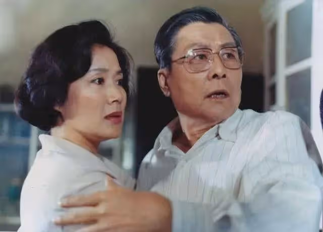 原來他早已離世!照顧患癌妻子43年,自己卻不幸猝死片場