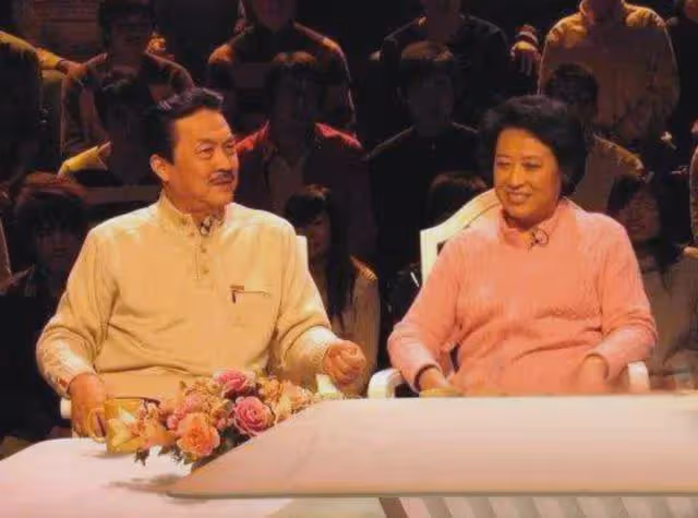原來他早已離世!照顧患癌妻子43年,自己卻不幸猝死片場