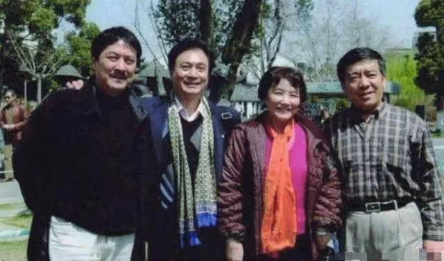 原來他早已離世!照顧患癌妻子43年,自己卻不幸猝死片場