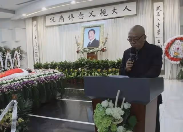 原來他早已離世!照顧患癌妻子43年,自己卻不幸猝死片場
