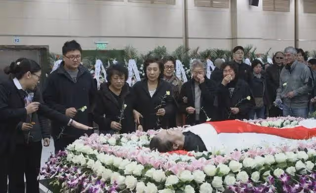 原來他早已離世!照顧患癌妻子43年,自己卻不幸猝死片場