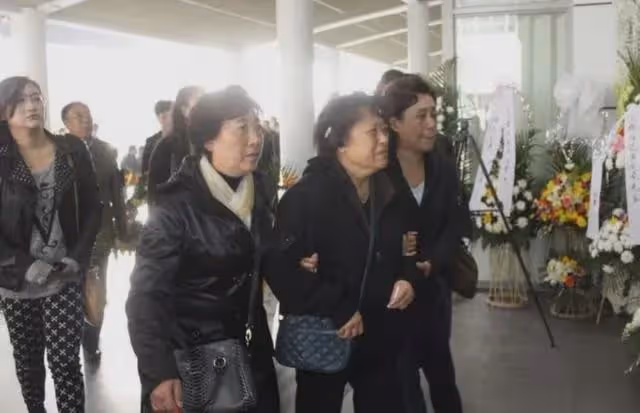 原來他早已離世!照顧患癌妻子43年,自己卻不幸猝死片場