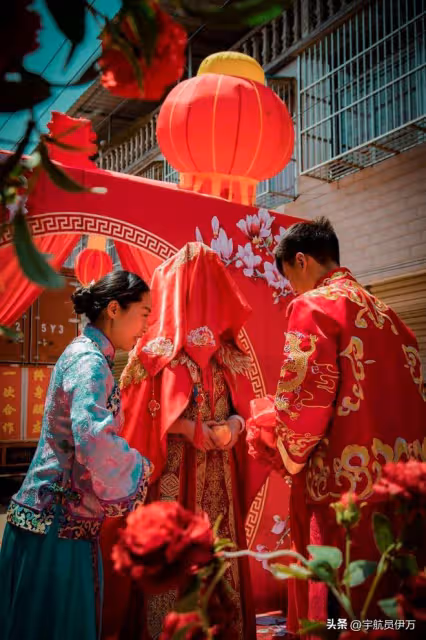 結婚當日婆婆逼我當眾下跪,丈夫硬氣怒懟母親