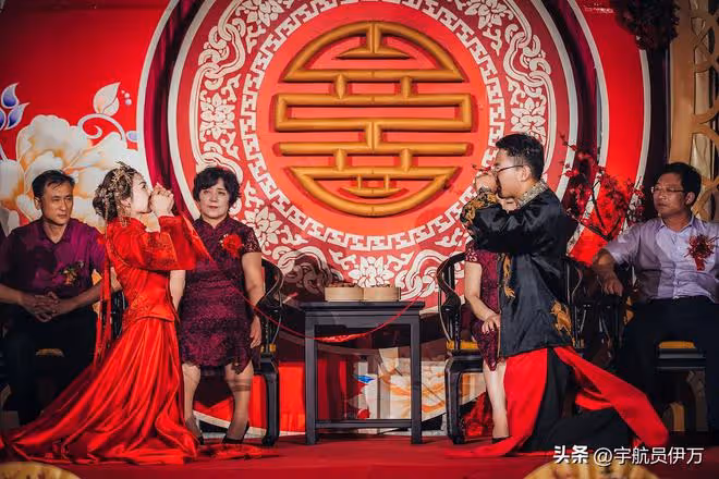 結婚當日婆婆逼我當眾下跪,丈夫硬氣怒懟母親